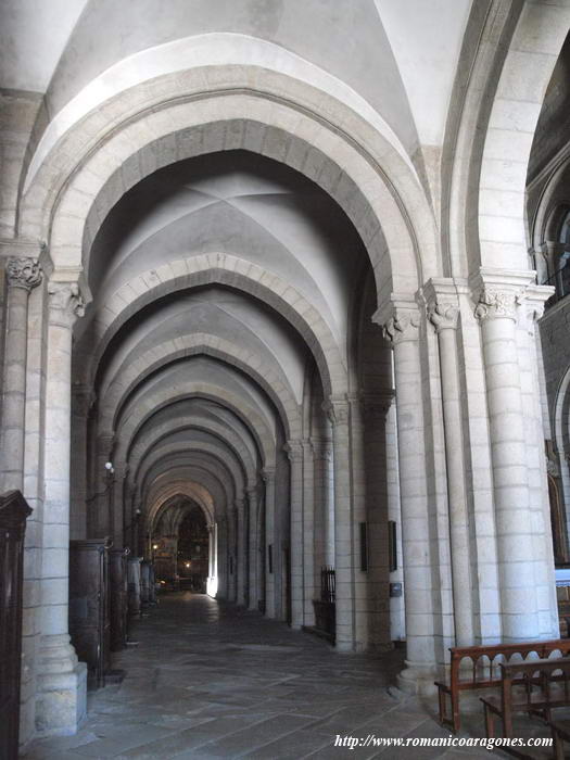 NAVE NORTE DESDE LOS PIES DEL TEMPLO